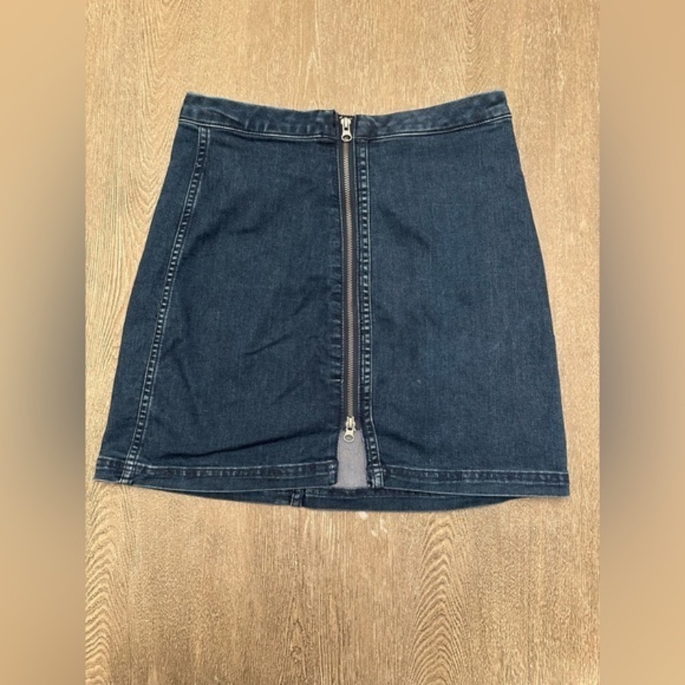 LIKE NEW FREE PEOPLE DENIM ZIP UP MINI SKIRT - Size 10 SKU:383